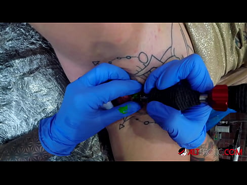 ❤️ Экстремально татуированная красотка Sully Savage сделала татуировку на клиторе Видео траха на порно сайте naffuck.xyz ❌️